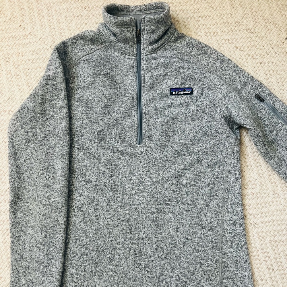 NWOT PATAGONIA WOMEN'S GRAY 1/4 ZIP SWEATER! (Size: XS)
